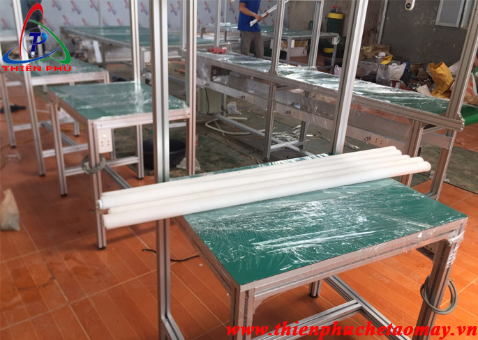 Bàn thao tác công nhân cỡ nhỏ Bàn thao tác công nhân cỡ nhỏ